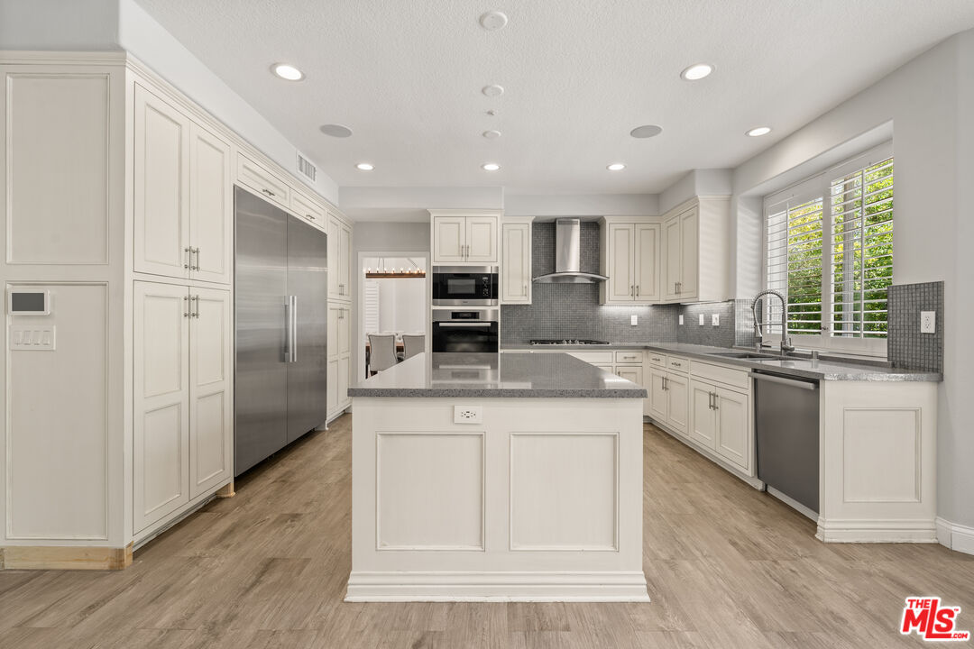 18419 Saint Moritz Dr, Tarzana 