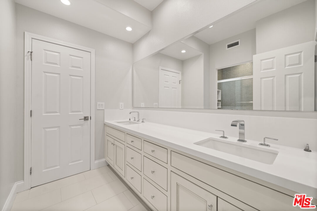 18419 Saint Moritz Dr, Tarzana 