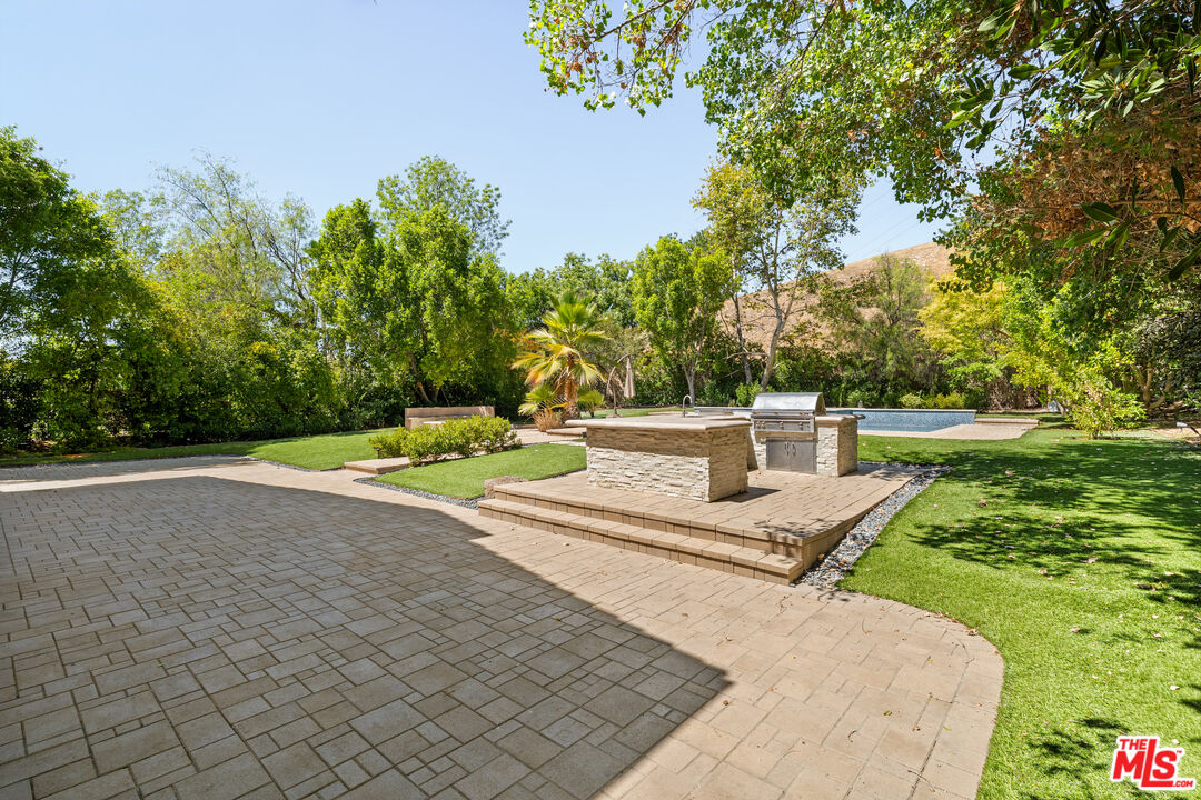 18419 Saint Moritz Dr, Tarzana 