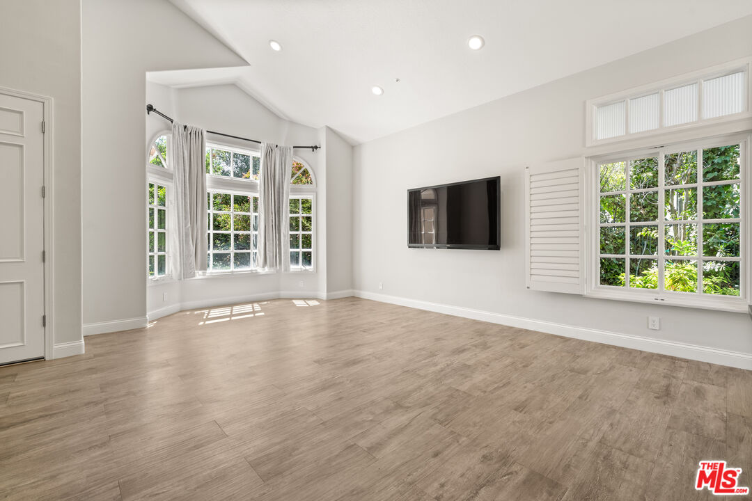 18419 Saint Moritz Dr, Tarzana 