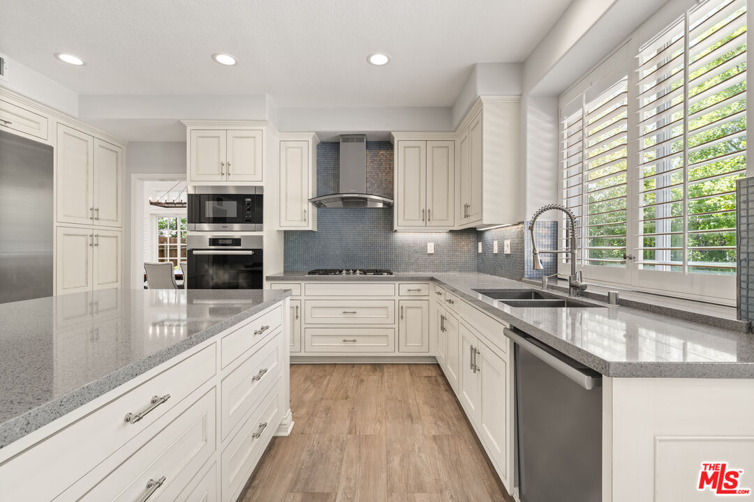 18419 Saint Moritz Dr, Tarzana 