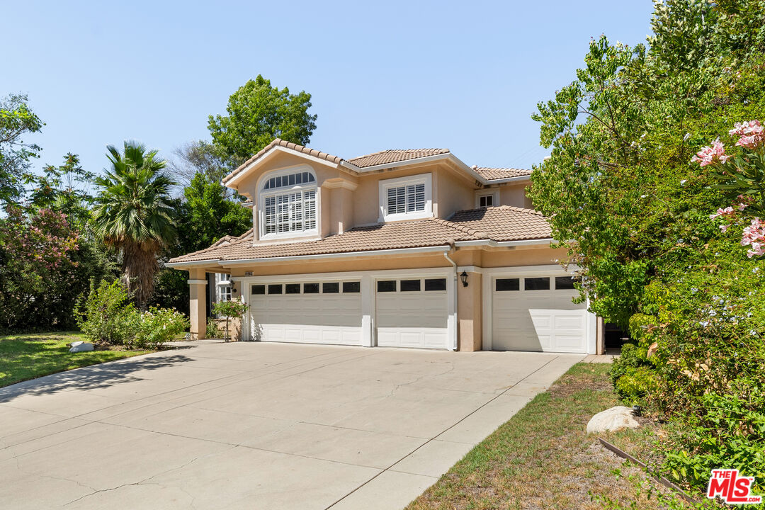 18419 Saint Moritz Dr, Tarzana 