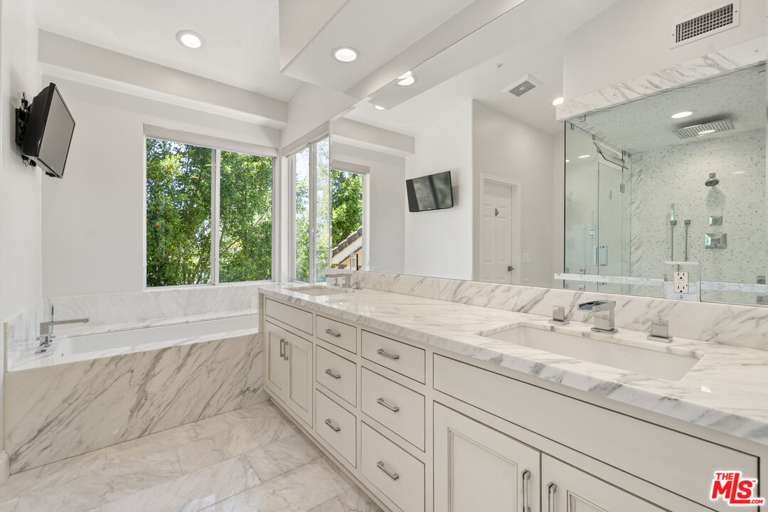 18419 Saint Moritz Dr, Tarzana 