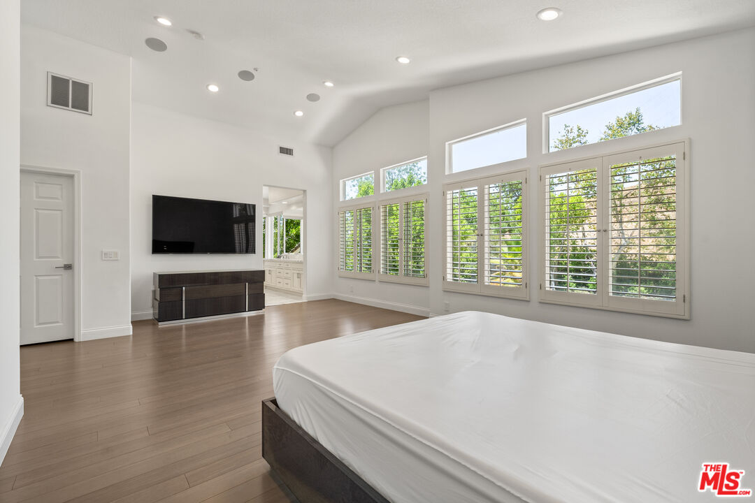 18419 Saint Moritz Dr, Tarzana 