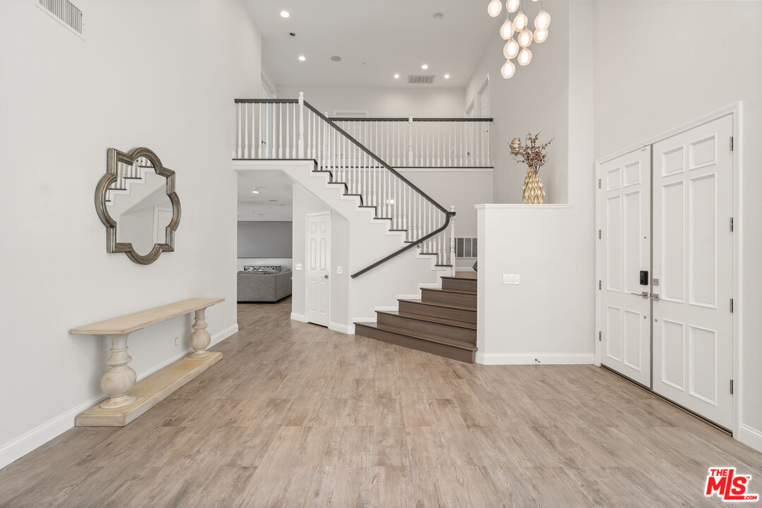 18419 Saint Moritz Dr, Tarzana 