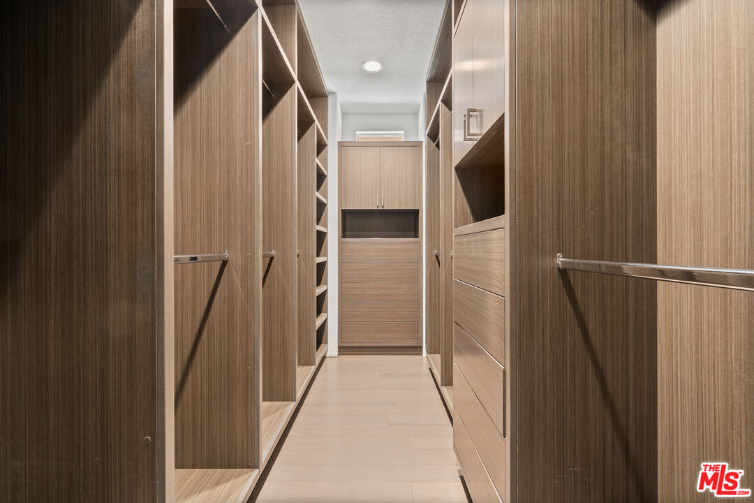 18419 Saint Moritz Dr, Tarzana 