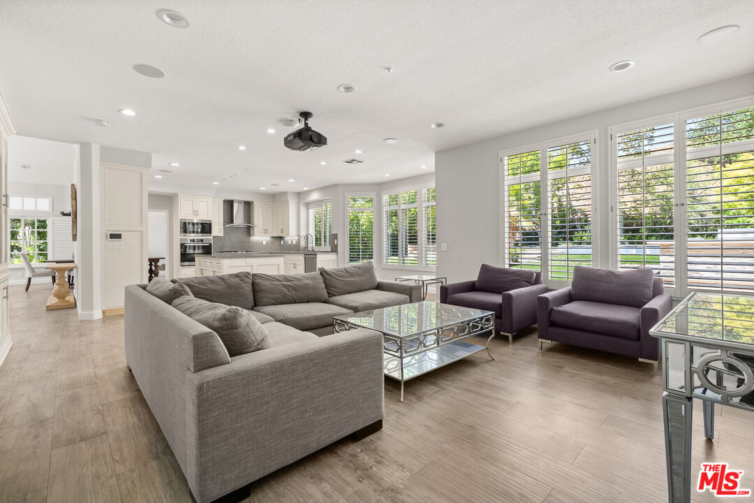 18419 Saint Moritz Dr, Tarzana 