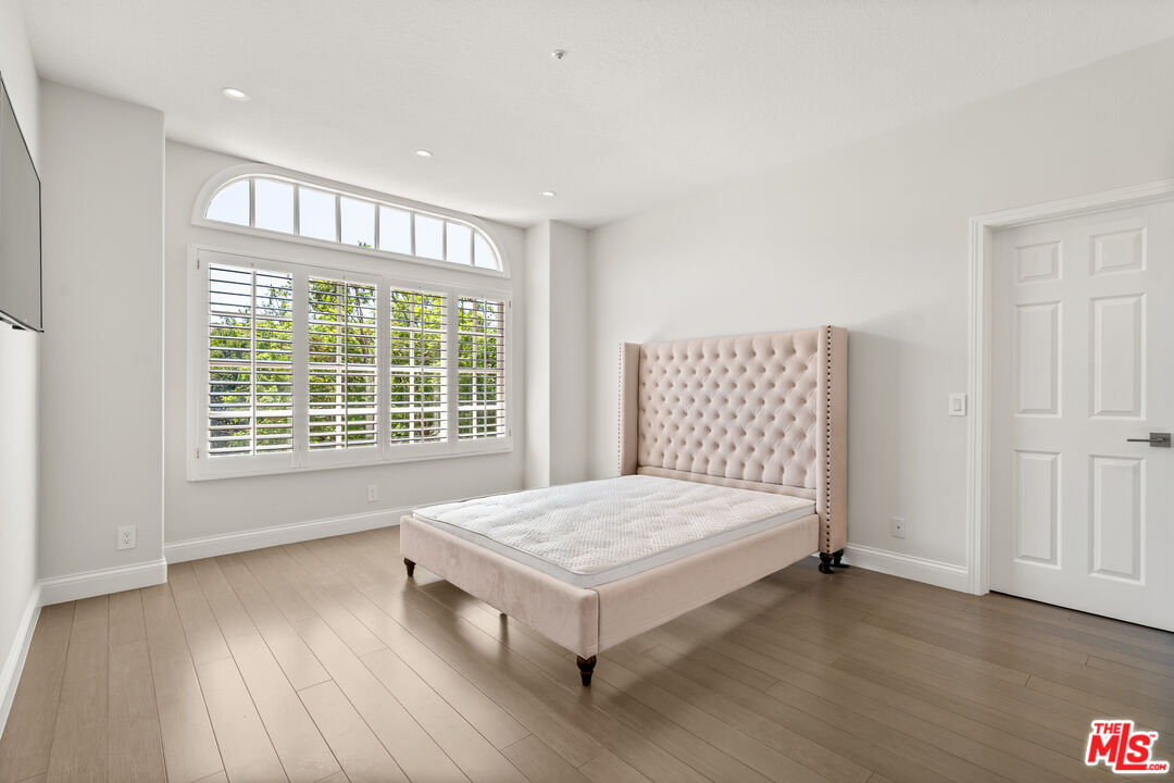 18419 Saint Moritz Dr, Tarzana 