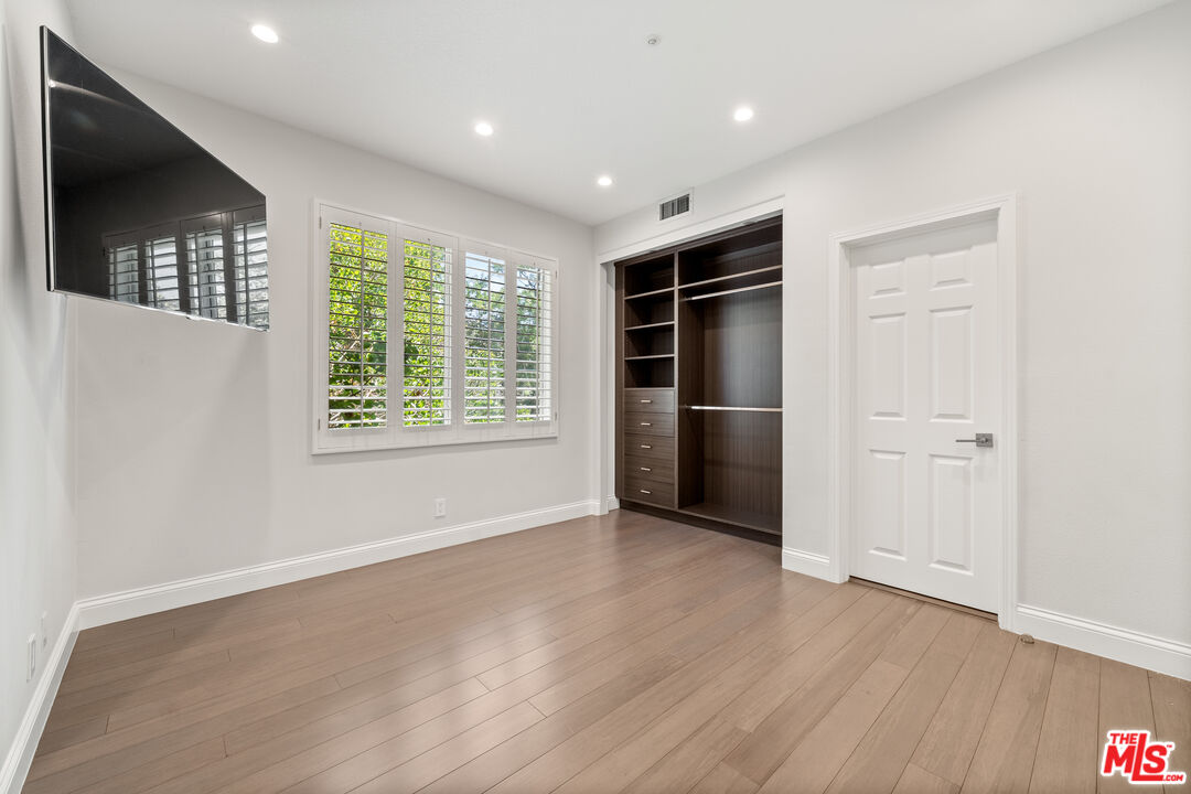 18419 Saint Moritz Dr, Tarzana 