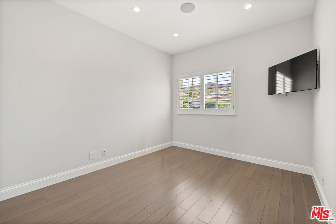 18419 Saint Moritz Dr, Tarzana 