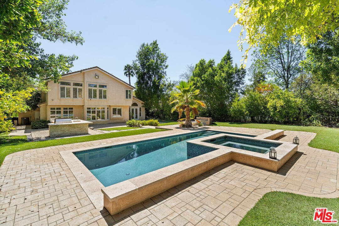 18419 Saint Moritz Dr, Tarzana 