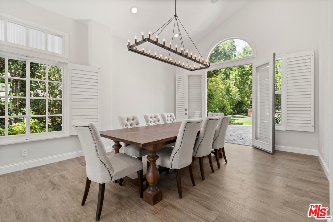 18419 Saint Moritz Dr, Tarzana 