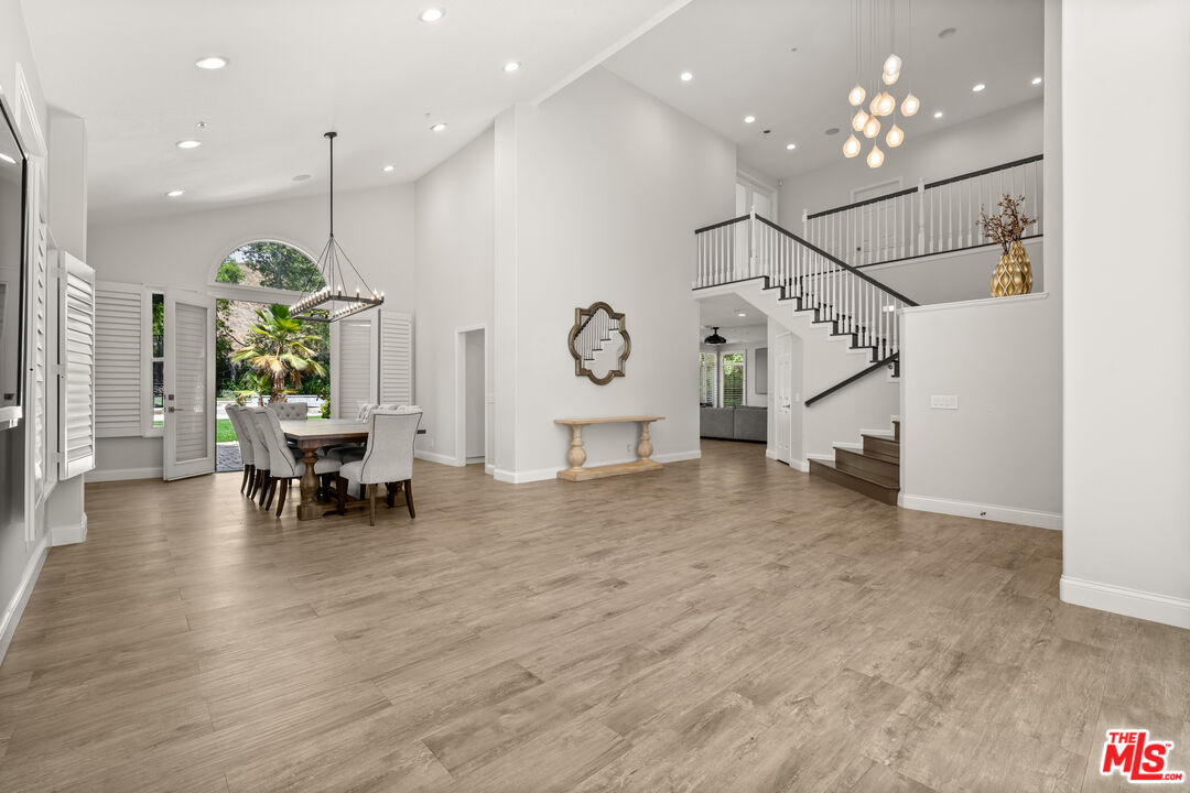 18419 Saint Moritz Dr, Tarzana 