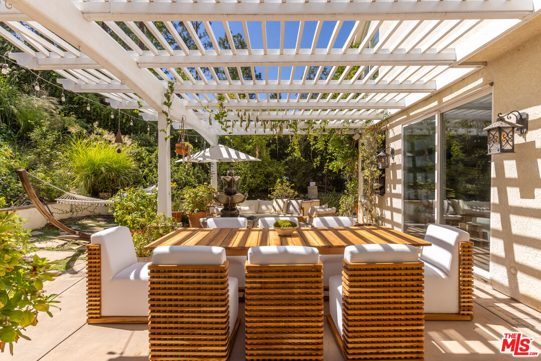 5985 Vista De La Luz, Woodland Hills