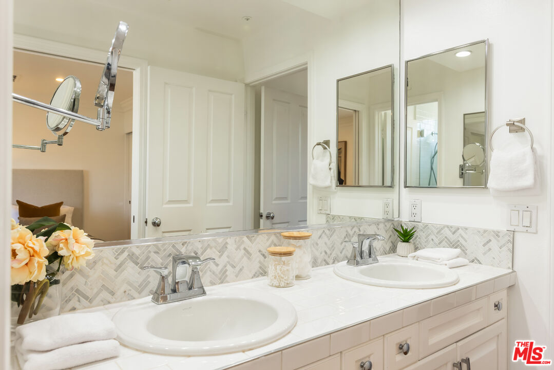 5985 Vista De La Luz, Woodland Hills