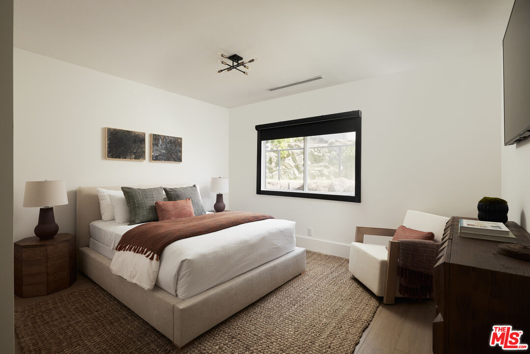 4322 Hayvenhurst Ave, Encino