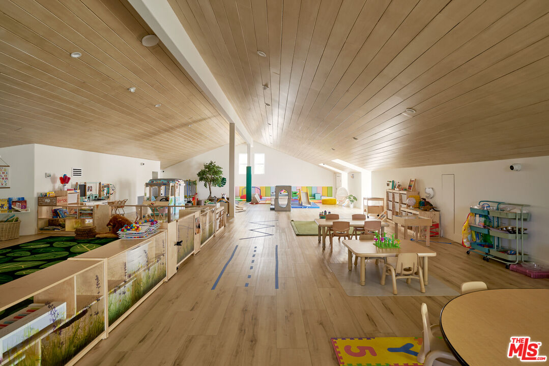 4322 Hayvenhurst Ave, Encino