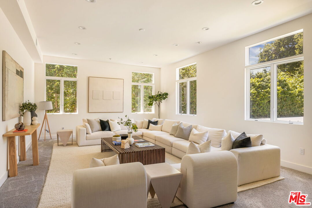 4322 Hayvenhurst Ave, Encino