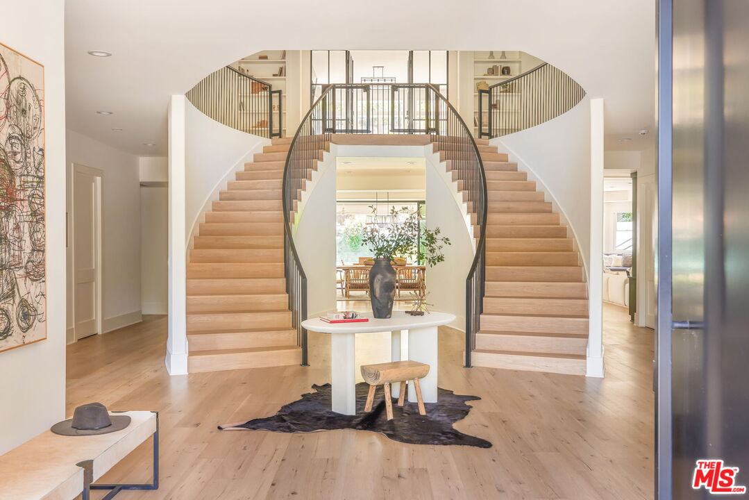 4322 Hayvenhurst Ave, Encino