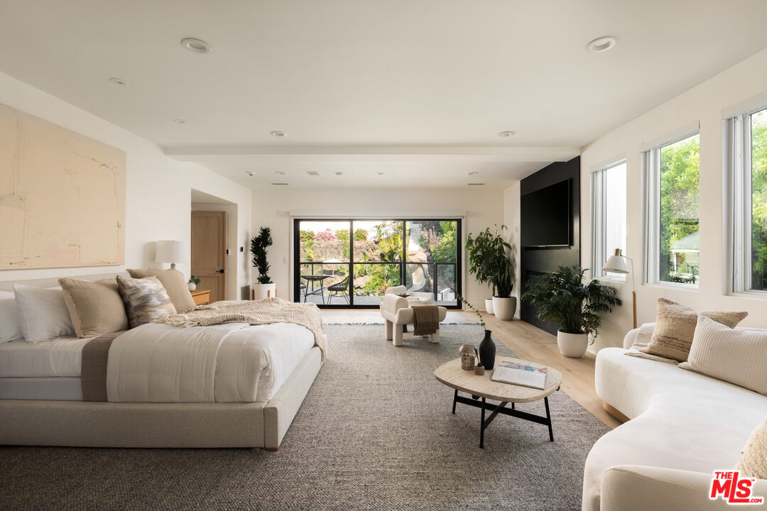 4322 Hayvenhurst Ave, Encino