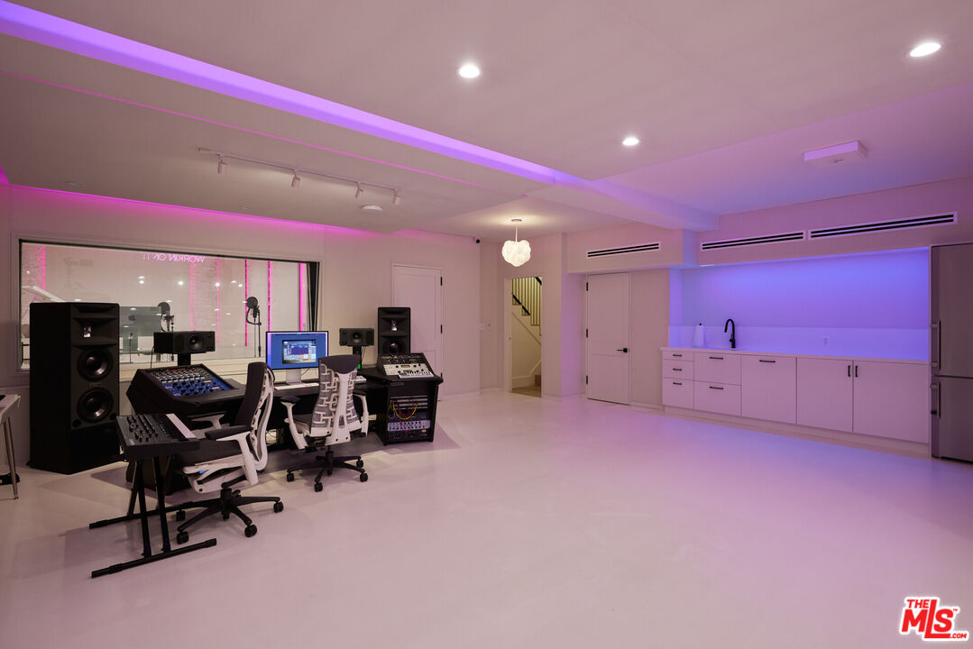 4322 Hayvenhurst Ave, Encino