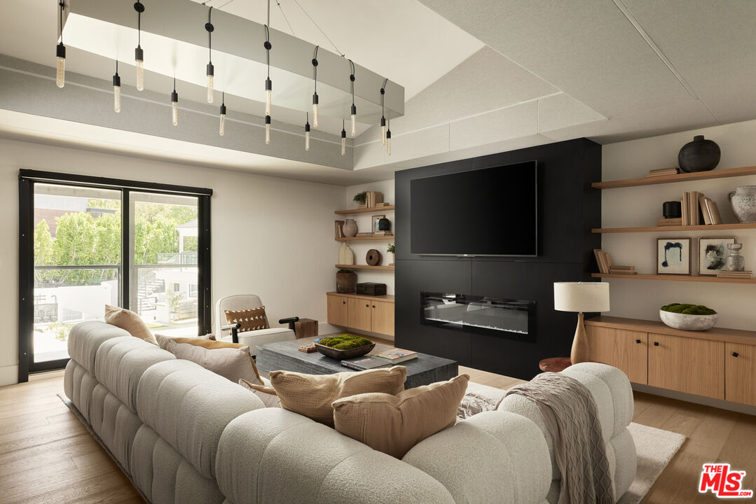 4322 Hayvenhurst Ave, Encino