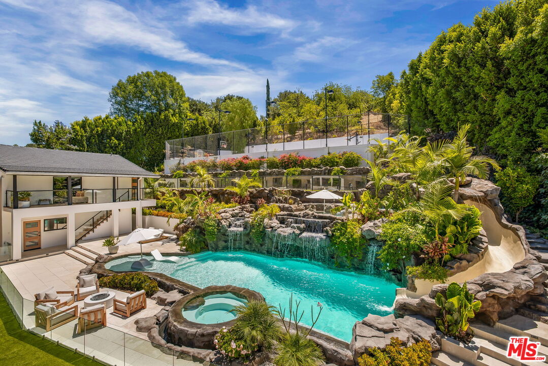 4322 Hayvenhurst Ave, Encino