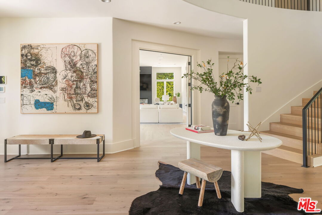 4322 Hayvenhurst Ave, Encino