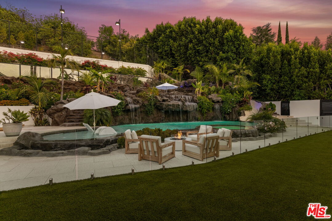 4322 Hayvenhurst Ave, Encino