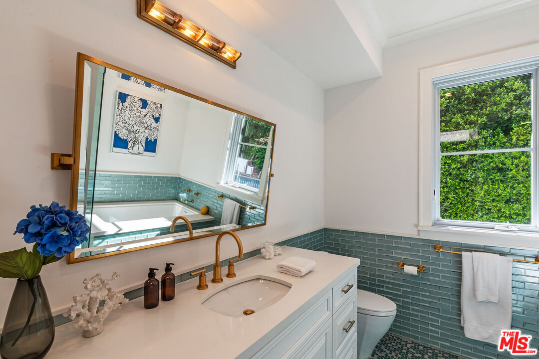 1000 N Norman Pl, Brentwood