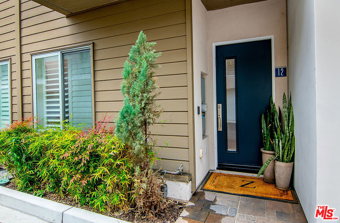 1400 N Fuller Ave Unit: 12