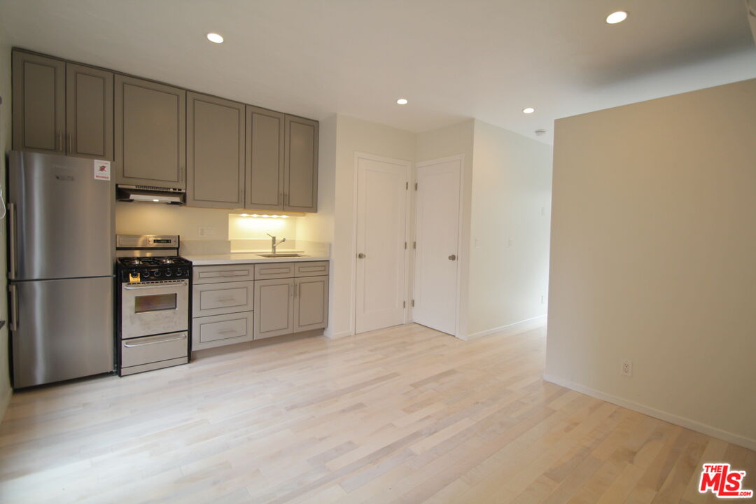 836 Hilldale Ave, West Hollywood