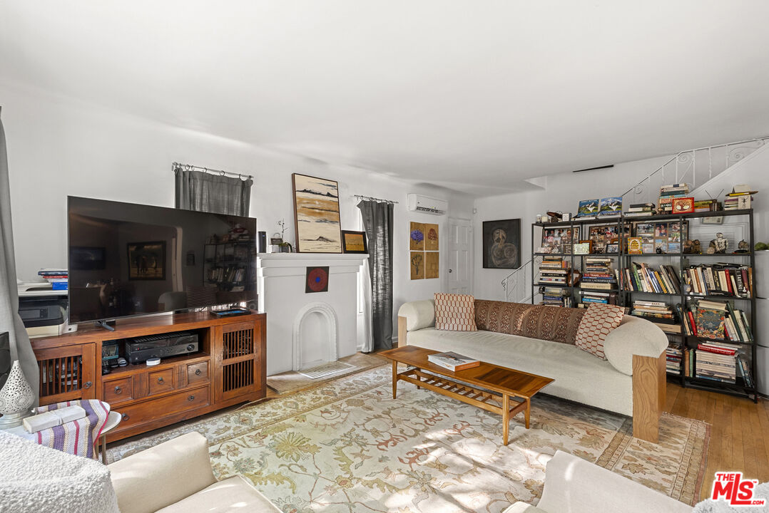 836 Hilldale Ave, West Hollywood