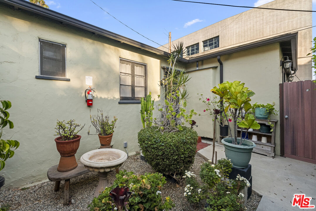 836 Hilldale Ave, West Hollywood