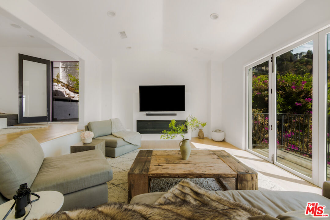 8417 Harold Way, Hollywood Hills