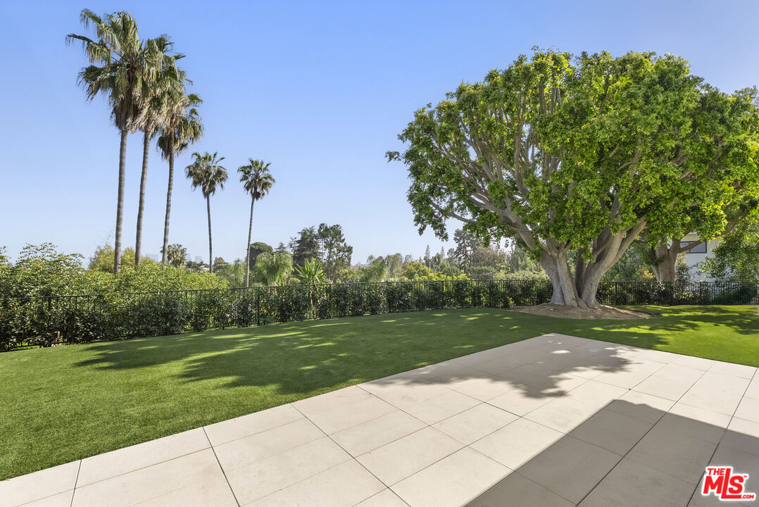 10122 Sunbrook Dr, Beverly Hills