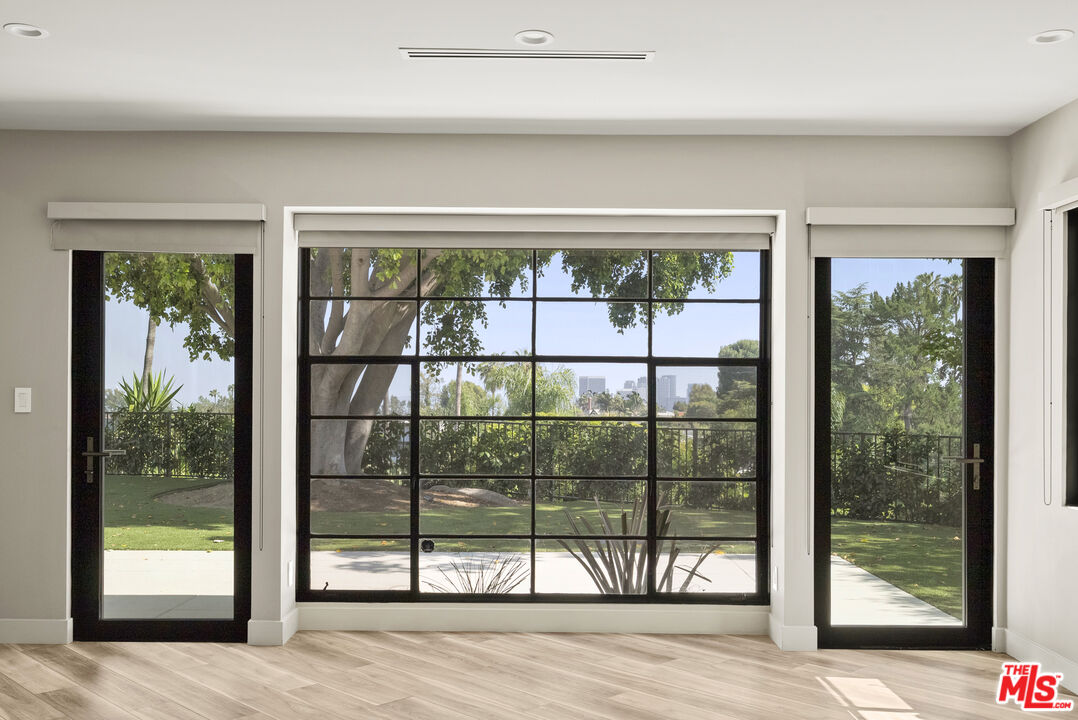 10122 Sunbrook Dr, Beverly Hills