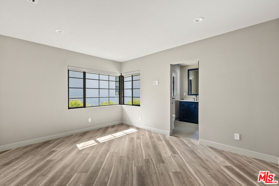 10122 Sunbrook Dr, Beverly Hills