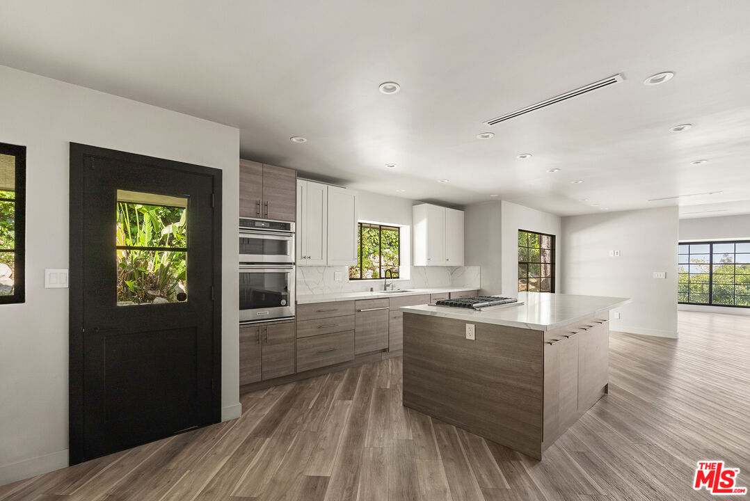 10122 Sunbrook Dr, Beverly Hills