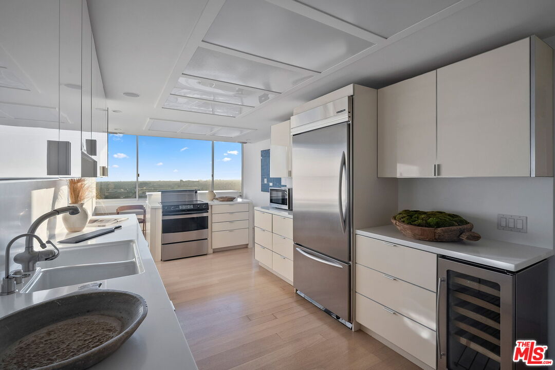 2220 Avenue Of The Stars Unit: 2205