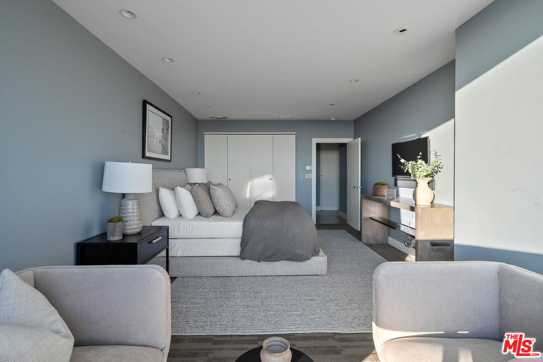 2220 Avenue Of The Stars Unit: 2205