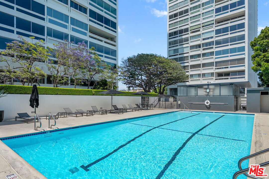 2220 Avenue Of The Stars Unit: 2205