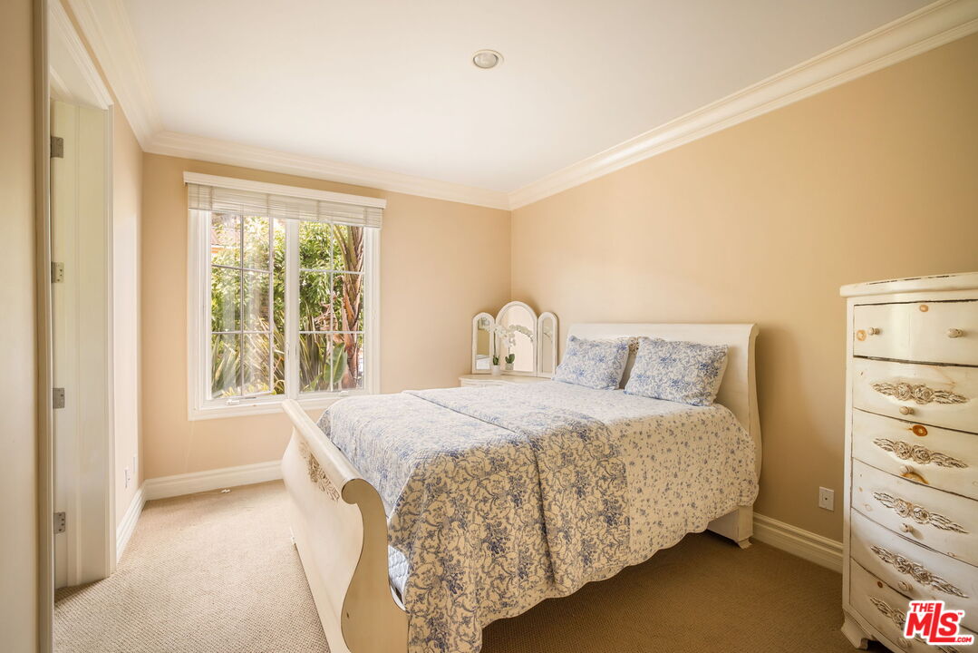 3691 Benedict Canyon Ln, Sherman Oaks 