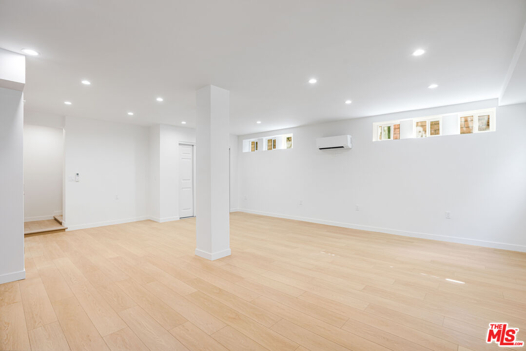 527 S Barrington Ave Unit: 16