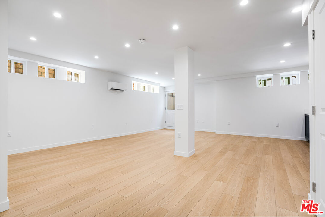 527 S Barrington Ave Unit: 16