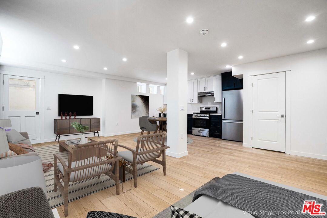 527 S Barrington Ave Unit: 16