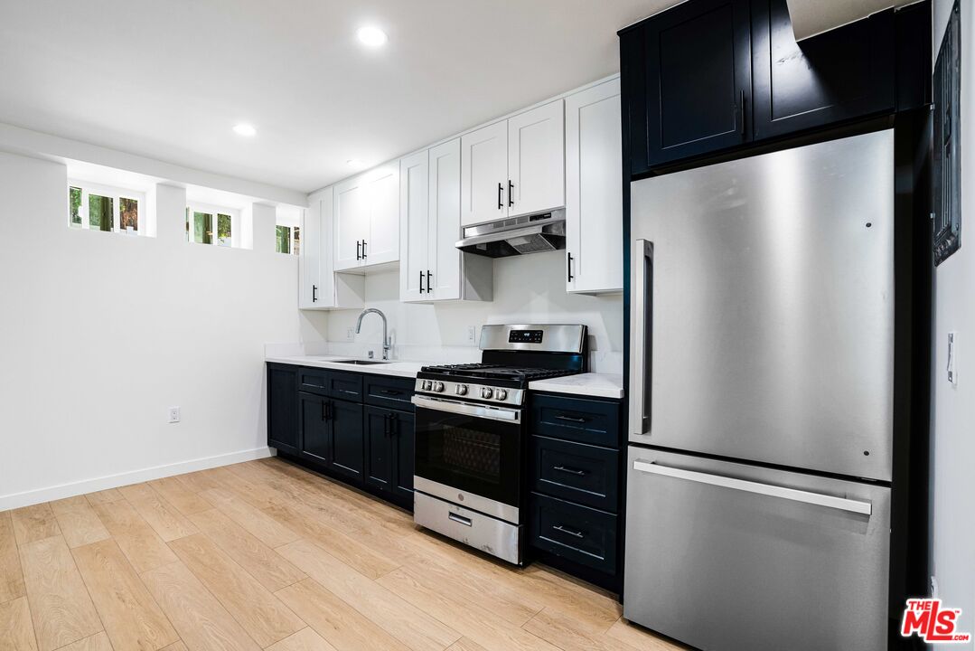 527 S Barrington Ave Unit: 16