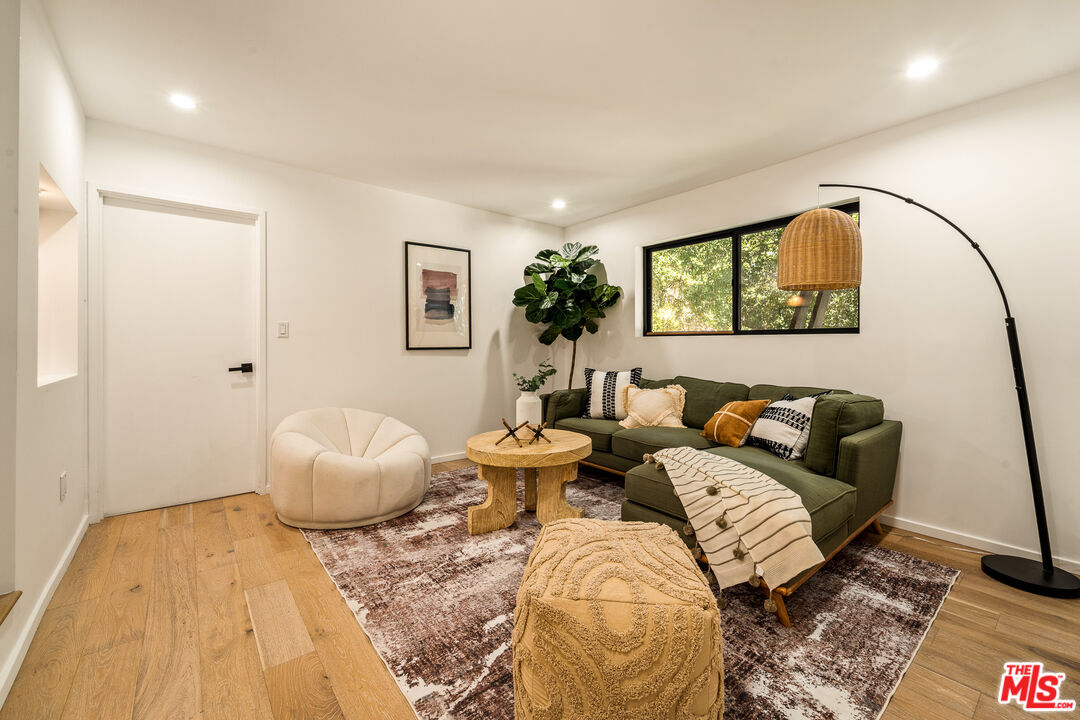 11587 Sunshine Ter, Studio City