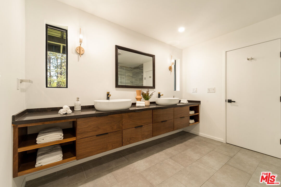 11587 Sunshine Ter, Studio City