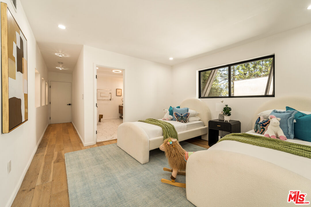 11587 Sunshine Ter, Studio City